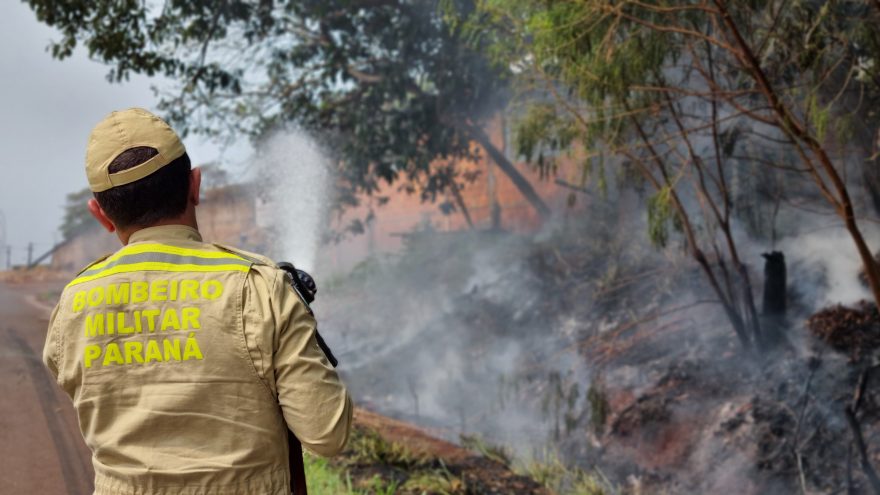 Incêndio às margens da PRc-467 é combatido pelo Corpo de Bombeiros