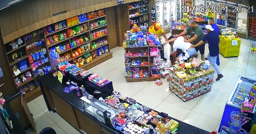 Vídeo mostra ladrão sendo espancado após realizar assalto em posto de combustíveis