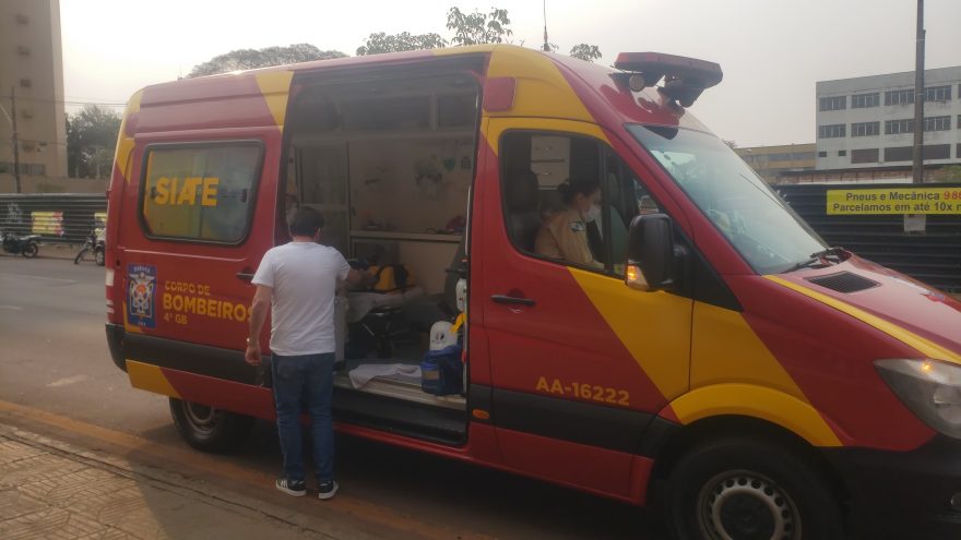 Ciclista é atingida por Jetta e fica ferida na Rua Rio Grande Sul