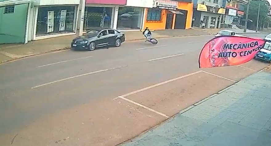Câmera flagra ciclista sendo atingida por Jetta