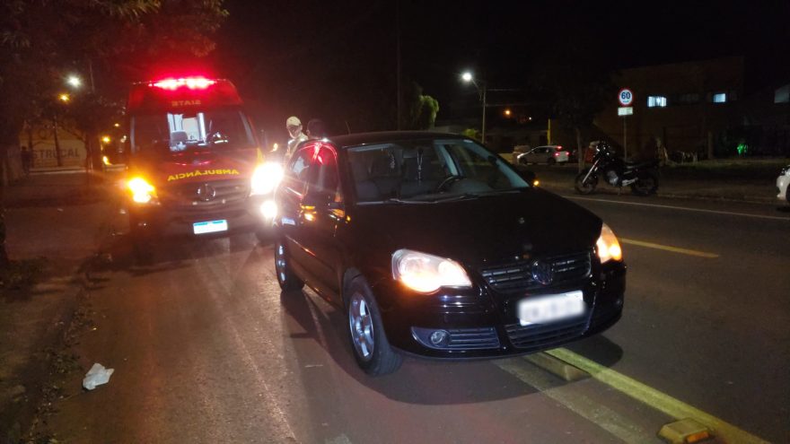 Idoso sofre ferimento no cotovelo ao ser atropelado por carro na Avenida Tito Muffato