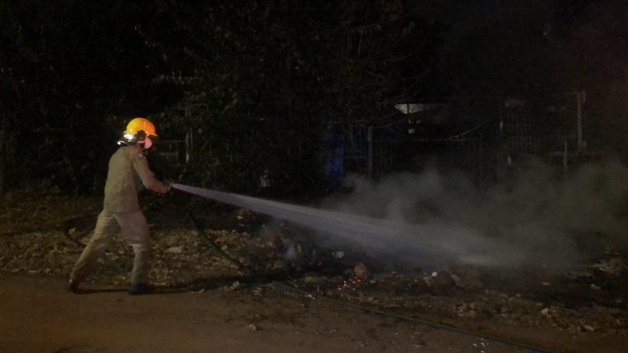 Bombeiros combatem incêndio no Universitário