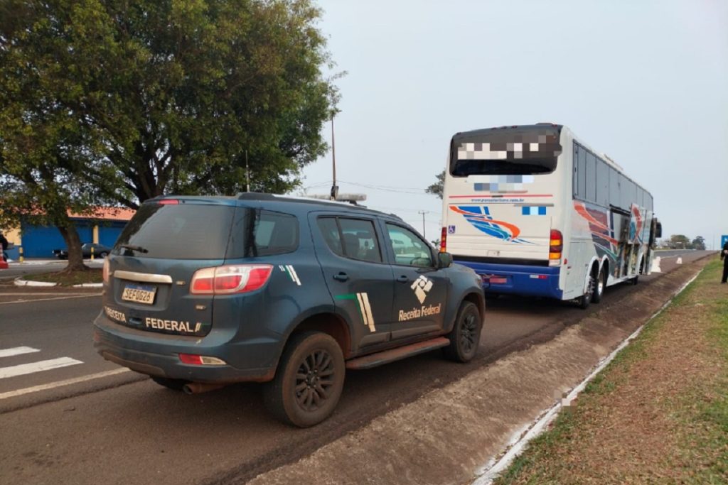 Ônibus de turismo é apreendido com mais de meio milhão de reais em mercadorias