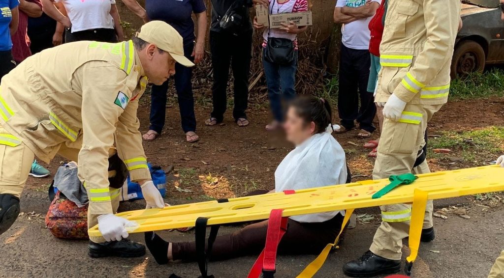 Mulher fratura clavícula em acidente e moradores clamam por segurança em cruzamento de Foz Mulher fratura clavícula em acidente e moradores clamam por segurança em cruzamento de Foz