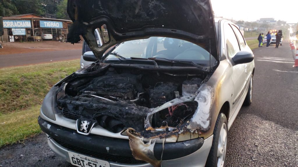 Fogo consome motor de Peugeot de trabalhadora na BR-277 em Cascavel Fogo consome motor de Peugeot de trabalhadora na BR-277 em Cascavel