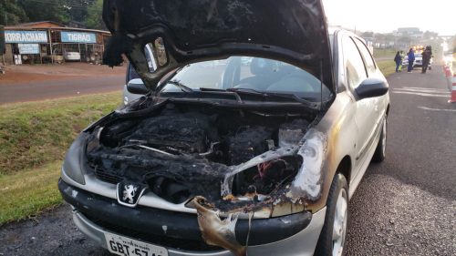 Imagem referente a Fogo consome motor de Peugeot de trabalhadora na BR-277 em Cascavel