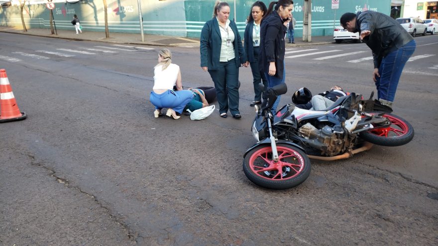 Atropelamento por moto deixa duas pessoas feridas no Centro de Cascavel