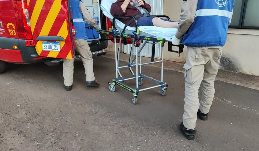 Mulher é socorrida após sofrer queda na Avenida Papagaios