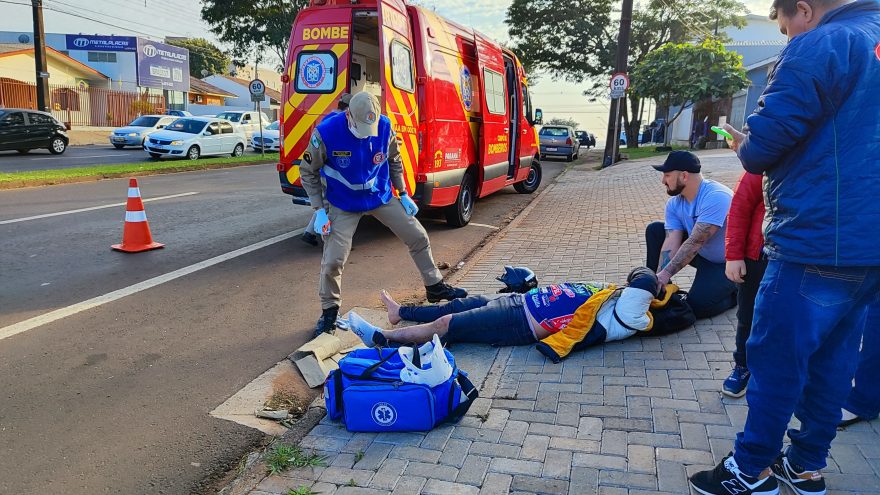 Motociclista quebra a perna em acidente de trânsito na Avenida Rocha Pombo