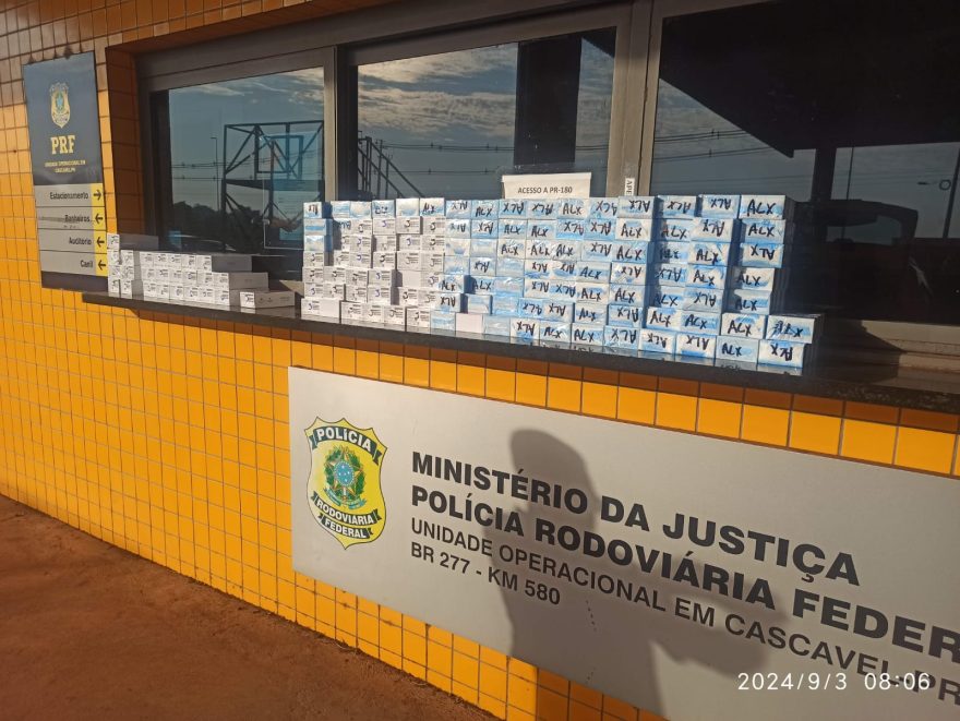 PRF de Cascavel faz apreensão de 139 celulares escondidos em para-choque