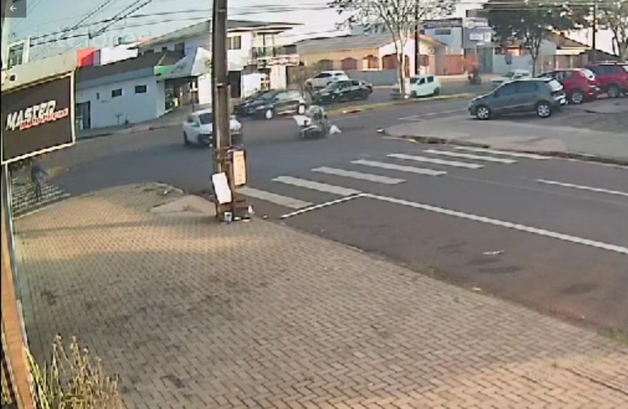 Vídeo: Após colisão com Civic, motociclista é arremessado para a calçada