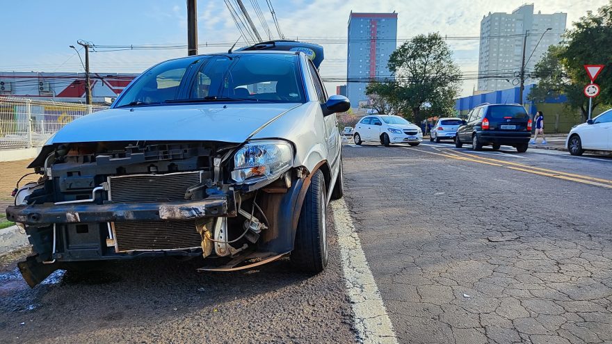 Onix e o Citroën C3 se envolvem em colisão ao lado da Prefeitura