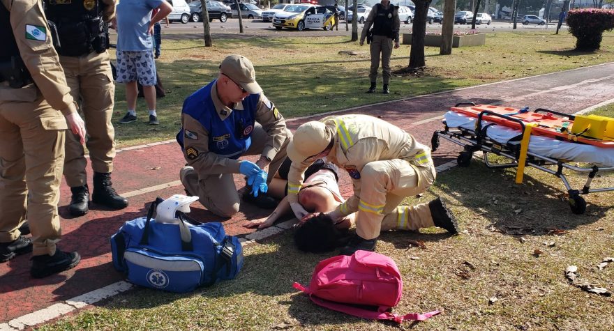 Ciclista sofre trauma cranioencefálico e é entubada após grave acidente na Avenida Tancredo Neves