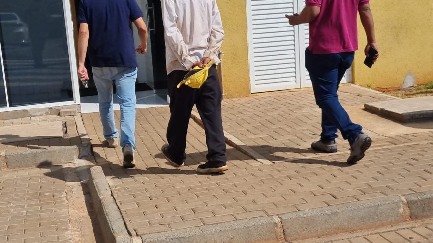 Homem em posse de drogas é conduzido à Delegacia de Polícia Civil