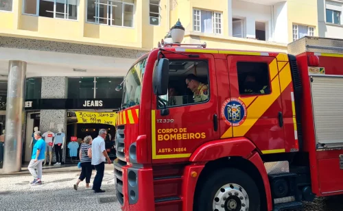 Funcionários agem rápido e controlam incêndio em restaurante no Centro de Curitiba Imagem referente a Funcionários agem rápido e controlam incêndio em restaurante no Centro de Curitiba
