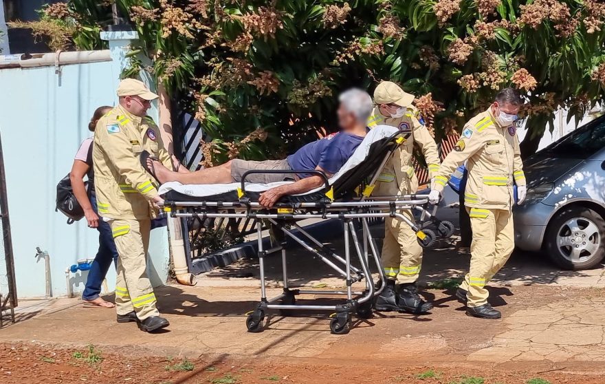 Idoso fica ferido ao sofrer queda em residência no Universitário