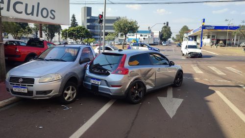 Imagem referente a Forte colisão entre três carros é registrada na Avenida Brasil, no Pacaembu