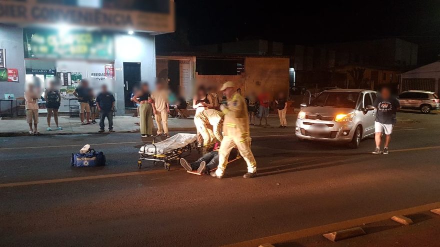 Motociclista e pedestre ficam feridos em acidente na Avenida Tito Muffato