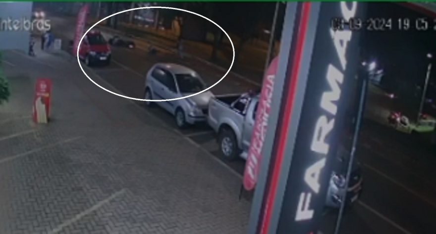 Câmera registra momento em que mulher é atropelada por moto na Avenida Tito Muffato