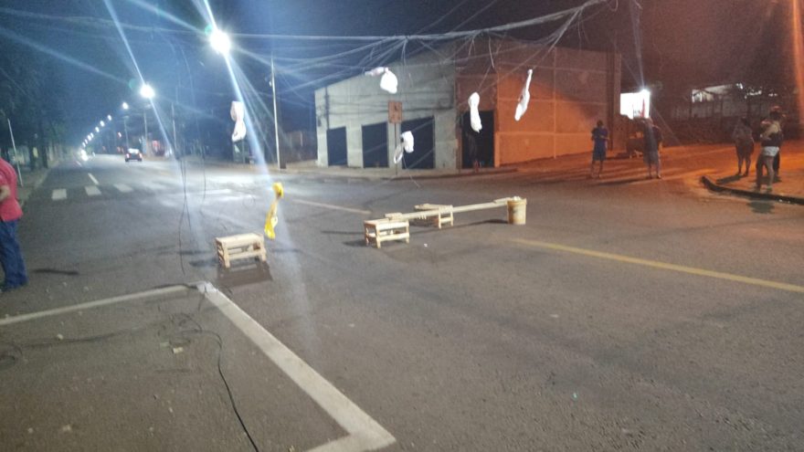 Moradores sinalizam rua no Tarumã após caminhão arrancar fiação