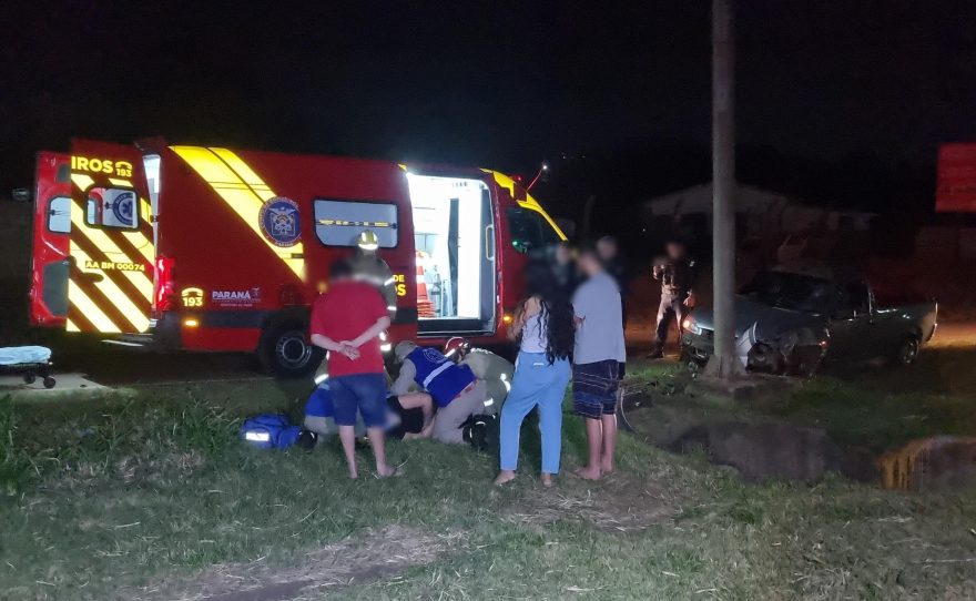 Mulher fica ferida em acidente seguido de capotamento na Rua Jorge Lacerda