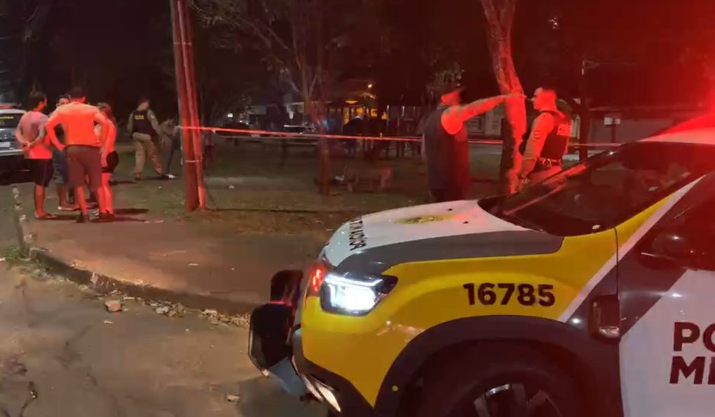 Homem é assassinado a tiros na presença da PM em Foz do Iguaçu Homem é assassinado a tiros na presença da PM em Foz do Iguaçu