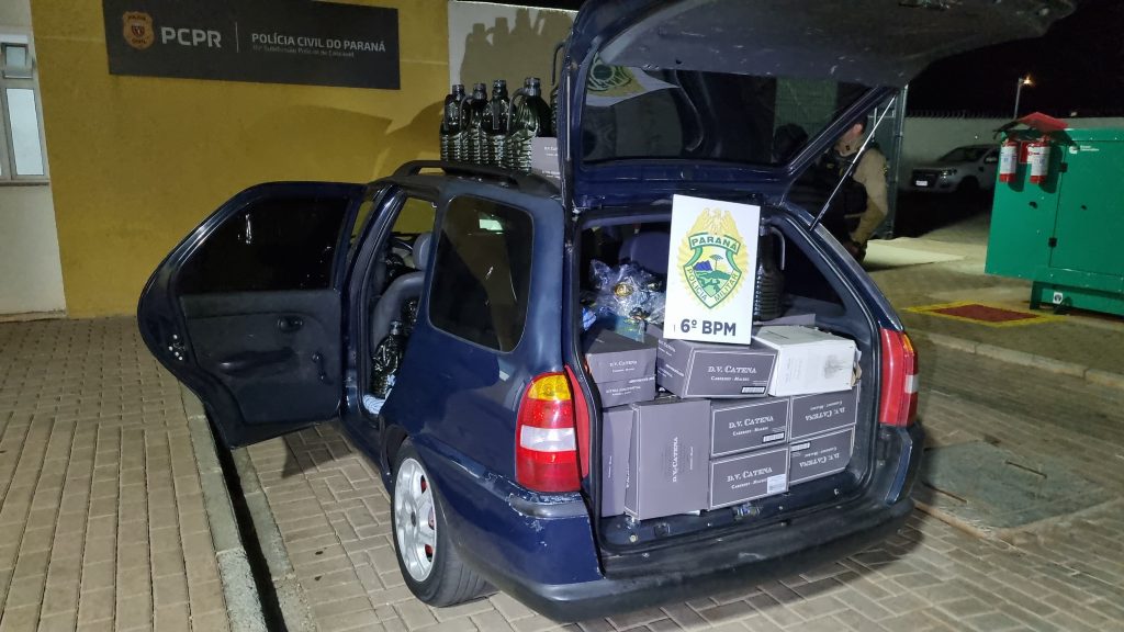 Vinho, azeite e eletrônicos: PM apreende carro com R$ 45 mil em mercadorias no Trevo do Guarujá Vinho, azeite e eletrônicos: PM apreende carro com R$ 45 mil em mercadorias no Trevo do Guarujá