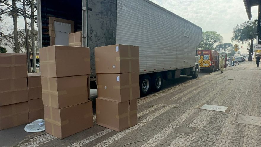 Enquanto descarregava móveis, trabalhador é atingido por objeto na cabeça