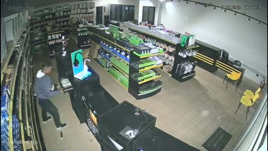 Vídeo mostra ladrão arrombando empresa na Avenida Piquiri, em Cascavel