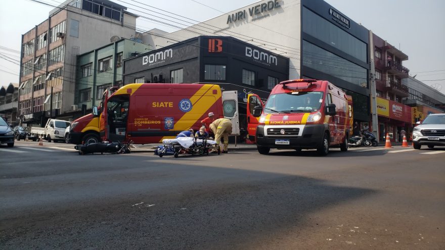 Pedestre e motociclista ficam feridos após atropelamento no Centro