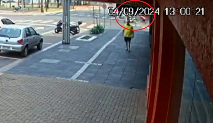 Câmera mostra cadeirante sendo atropelada por moto no Centro