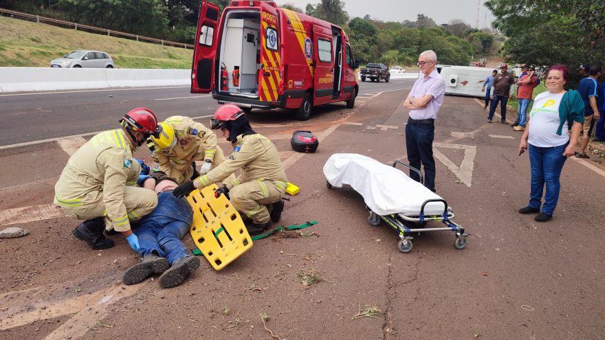 Van tomba após colisão com moto na rodovia PRc-467; Homem é socorrido pelo Corpo de Bombeiros