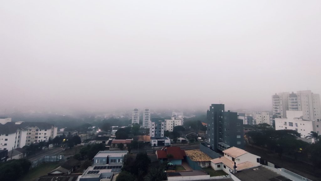Cascavel amanhece sob neblina; máxima será de 21°C nesta quinta-feira Cascavel amanhece sob neblina; máxima será de 21°C nesta quinta-feira