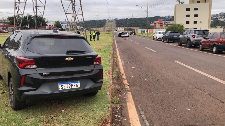 Carros se envolvem em colisão na Avenida das Torres, na Região da FAG