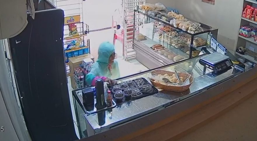 Mulher é flagrada furtando doces em panificadora do Bairro Santo Onofre