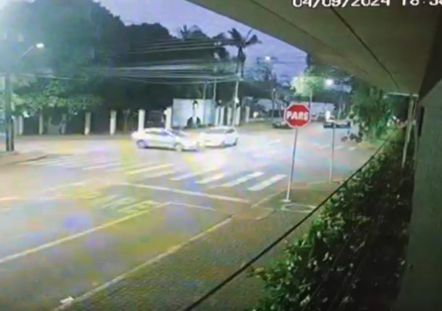 Câmeras flagram colisão entre carros no cruzamento das Ruas Londrina e Afonso Pena