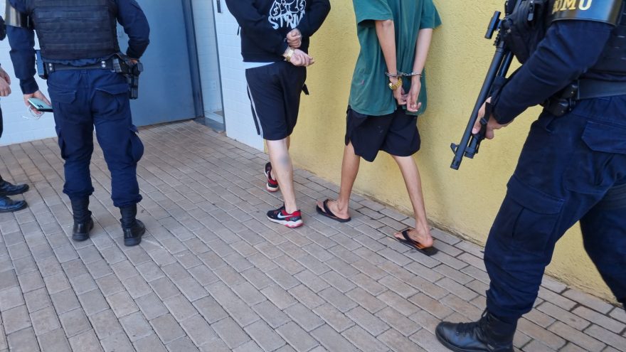 ROMU faz a limpa e 5 jovens são detidos em posse de drogas na Avenida Brasil