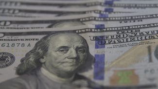 Dólar fecha abaixo de R$ 5,60 com dados de emprego nos EUA