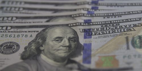 Imagem referente a Dólar fecha abaixo de R$ 5,60 com dados de emprego nos EUA