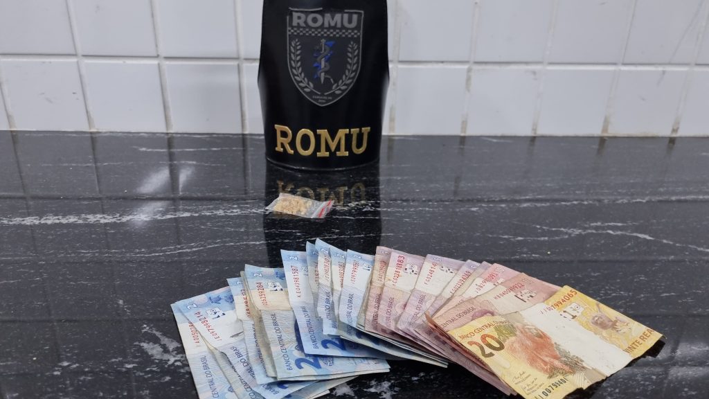 Adolescente é abordado com porção de crack no centro da cidade