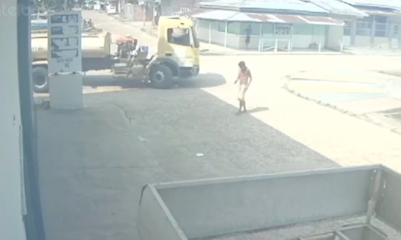 Descuido fatal: homem é atropelado e esmagado por caminhão enquanto checava bolso