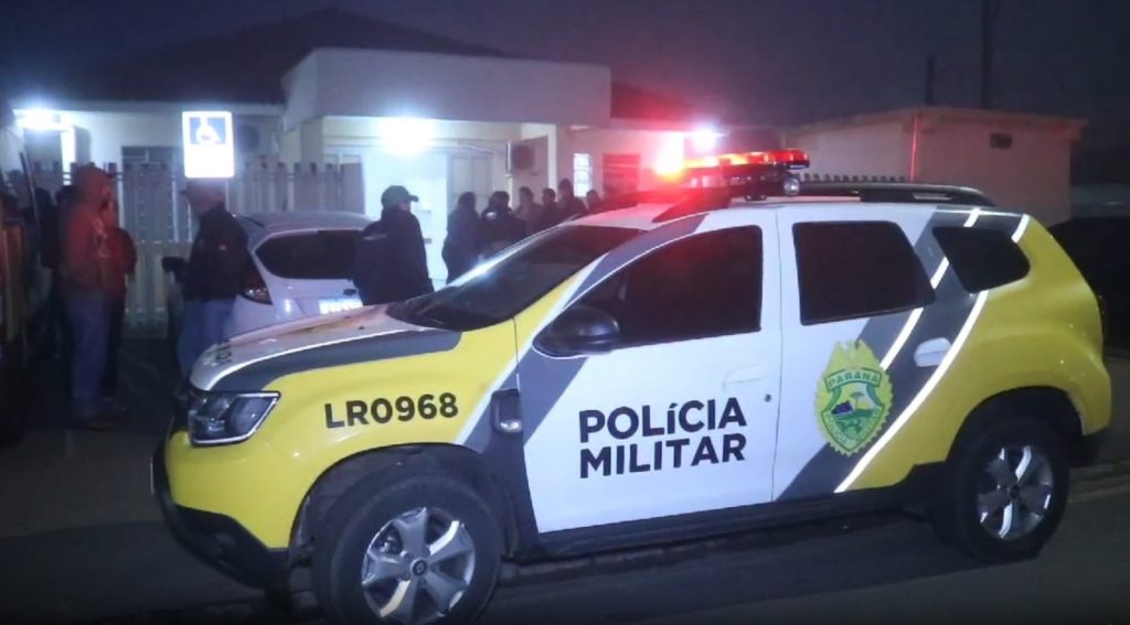 Três pessoas são baleadas em ginásio de esportes de Carambeí durante partida de futsal Três pessoas são baleadas em ginásio de esportes de Carambeí durante partida de futsal