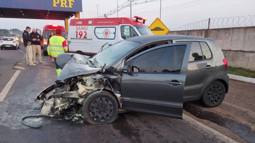 Colisão traseira entre carro e caminhão deixa cinco vítimas próximo ao posto da PRF em Cascavel