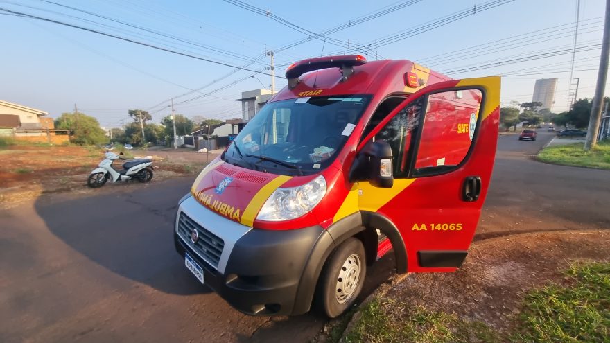 Motociclista é socorrida pelo Siate após sofrer queda no bairro Coqueiral