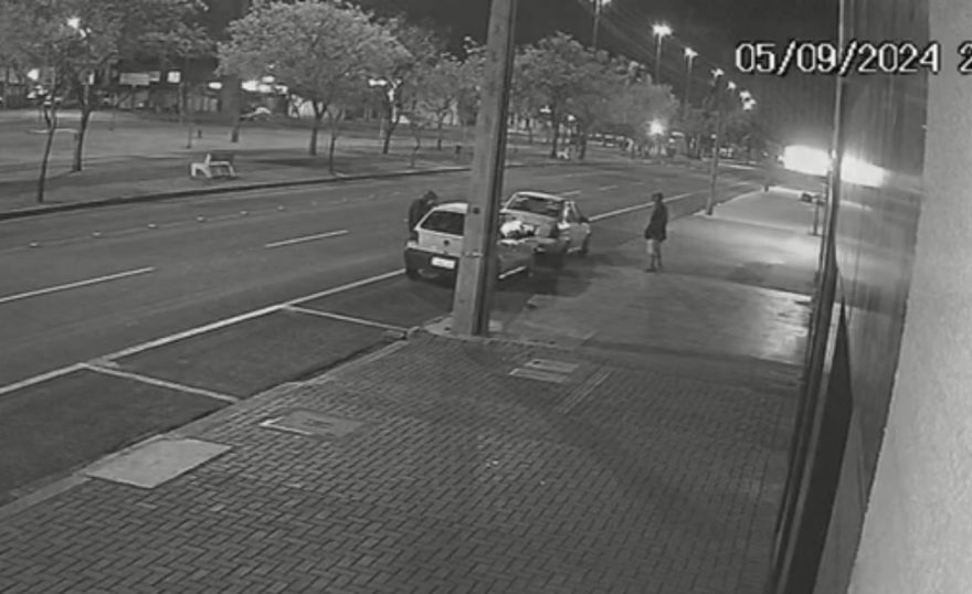 Vídeo mostra ladrões arrombando veículo Gol estacionado na Avenida Tancredo Neves