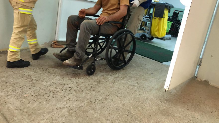 Após acidente, homem salta de caminhão que perdeu o freio e fica ferido
