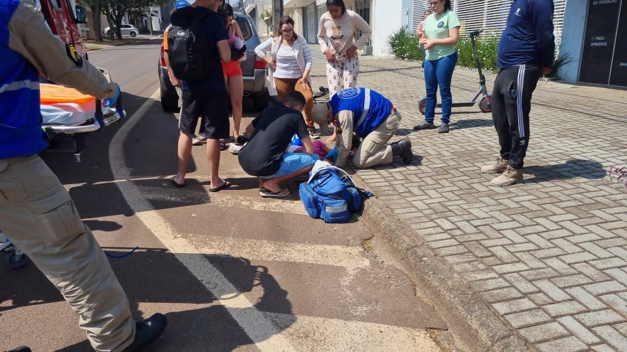 Mulher fica ferida após colisão entre moto e Peugeot na Rua Paraná