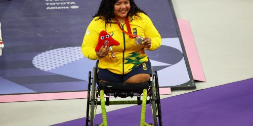 Imagem referente a Maria de Fátima Castro levanta 133 quilos para ganhar bronze em Paris