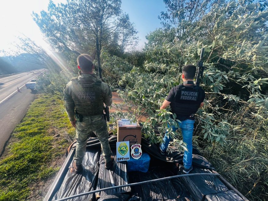 BPFron e Polícia Federal apreendem caminhão carregado com cigarros contrabandeados