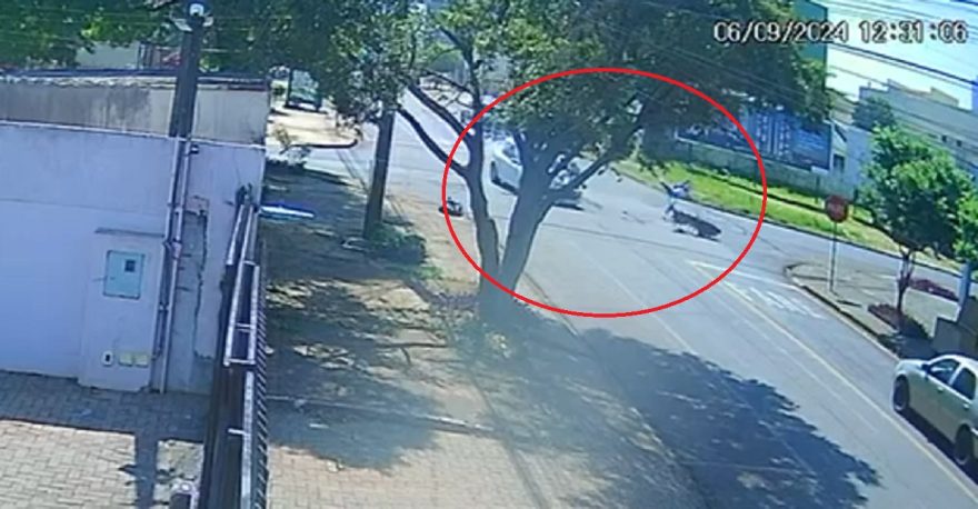 Câmera flagra acidente entre moto e Peugeot que deixou mulher ferida na Rua Paraná